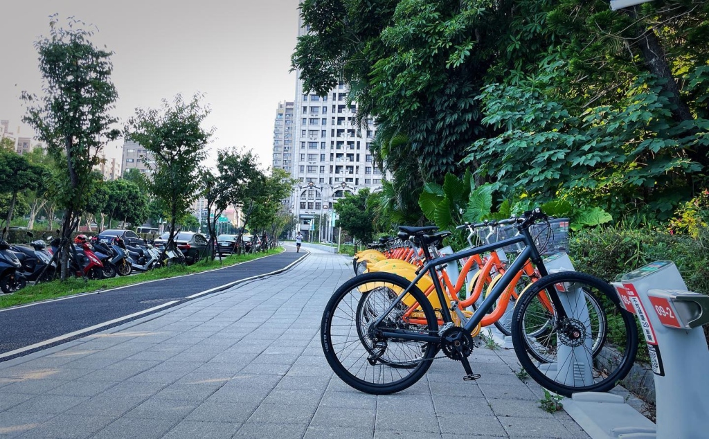 #cannondale #badboy 和 Ubike 當朋友